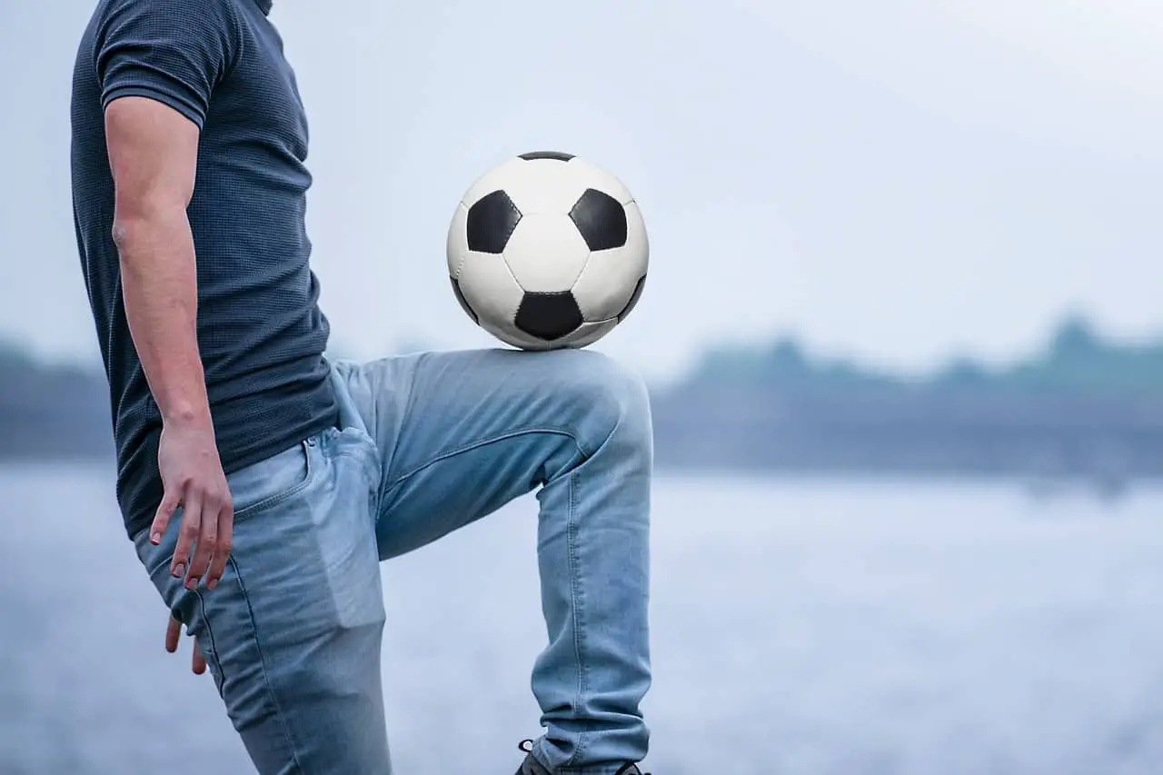 Wie man einen Fußball jongliert: 10 Tipps für Anfänger