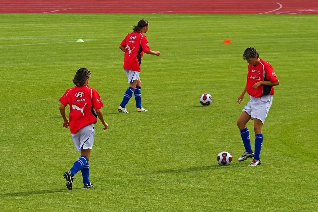 13 Aufwärmübungen mit dem Ball für dich und dein Team